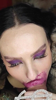 Lipjob dari Bimbo Doll bulu yang sempurna