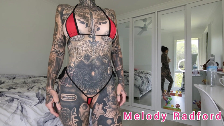 Melody Radford: Bikini mikro merah dan hitam mencuba haul dengan tetek besar...