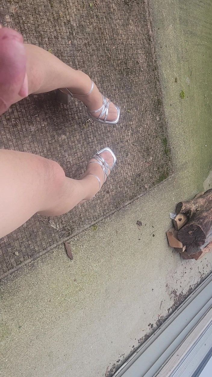 Feet Lover: Buiten met zilveren hakken klaarkomend op hakken en voeten