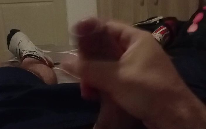 Straightboy: Соло-паренек мастурбирует в одиночестве в своей комнате