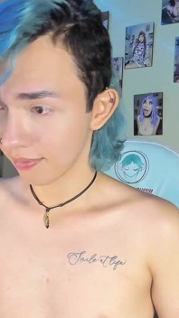 Sissy phục tùng có một cuộc nói chuyện tục tĩu và thay quần áo