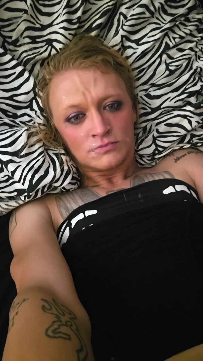 Lynn Kaotik: Cewek nakal trans crot di wajahnya sendiri