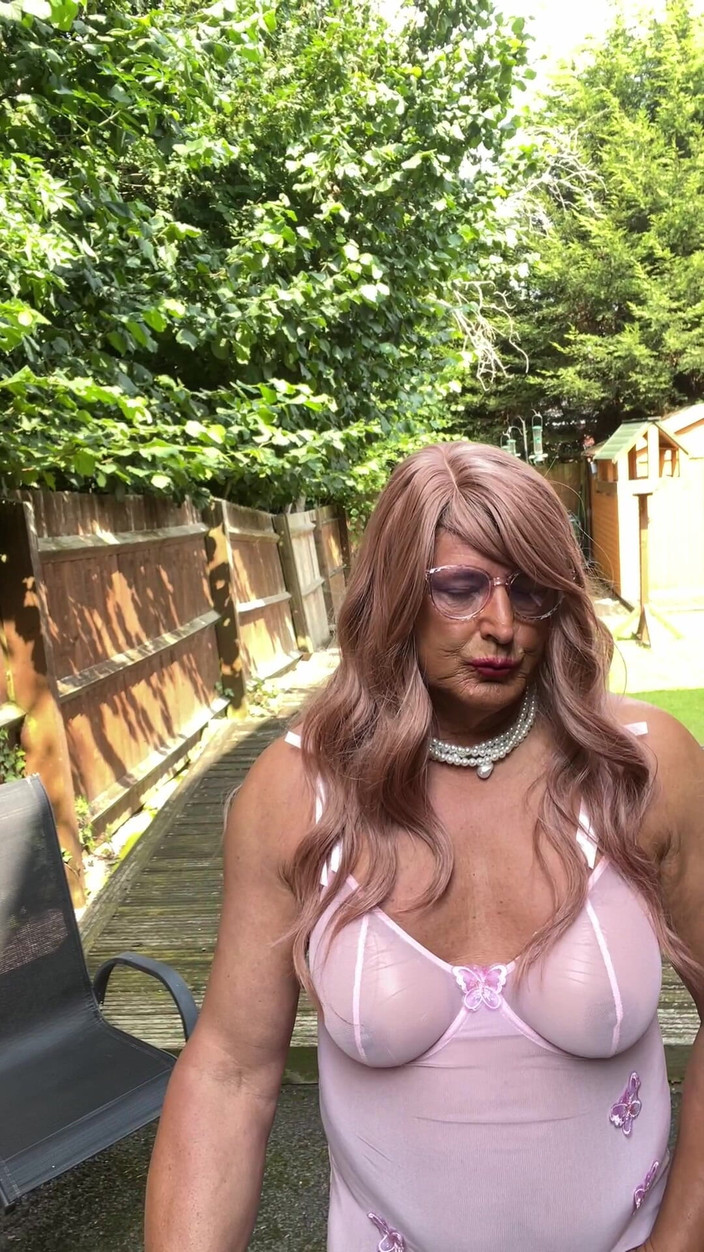 Kellycd2022: Si seksi crossdresser kellycd2022 tante seksi dengan gaun pink dan...
