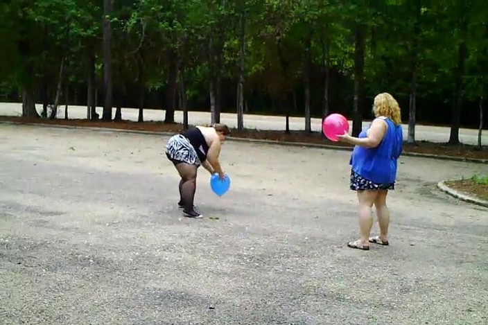 BBW nurse Vicki adventures with friends: Angie Kimber dan saya bermain dengan belon di luar