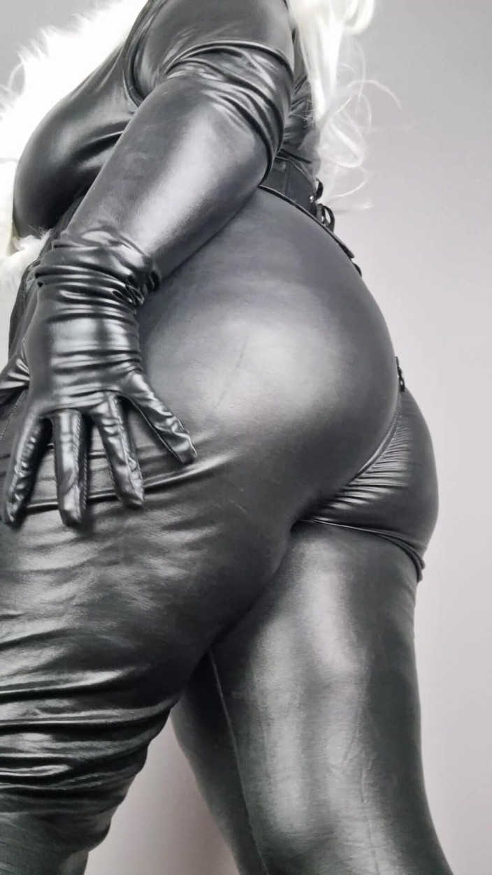 Julie Bliss: Giantess julie bliss - mèo đen bắt người nhện