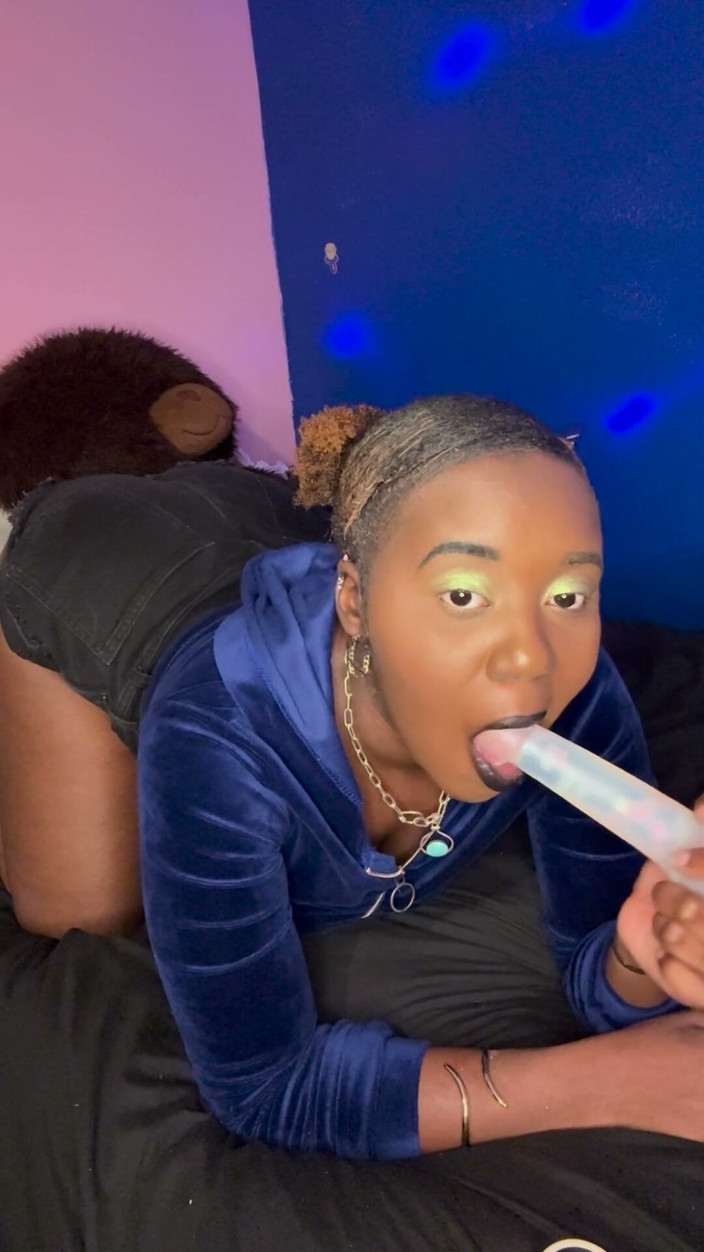 ALLIYAH ALECIA: Alliyah alecia lagi asik nyepong dildo
