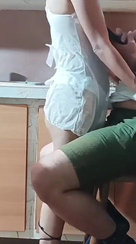 Ich provoziert meinen stiefsohn, mich zu ficken und ich schaffe es, meine Milch aus ihm zu holen. Ich kann mich nicht zurückhalten.