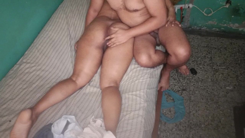 BigassMILF40: 큰 엉덩이를 가진 바람둥이 갈색 머리 밀프에게 질싸 마사지