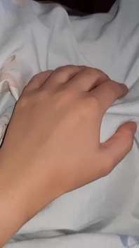 Tôi thay phiên nhau chơi với những cái lồn hàng xóm của tôi dưới chăn