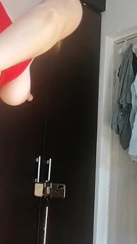 सेक्सी लैटिना कपड़ों पर कोशिश कर रही है और उन्हें काट रही है
