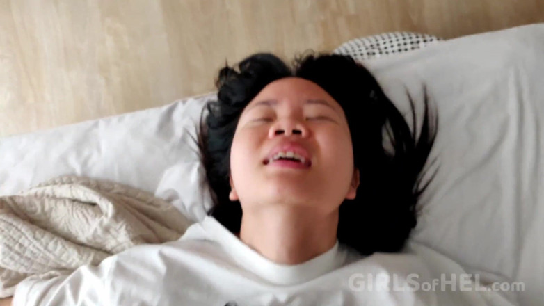 Girls of Hel: Asiatische stieftochter bekommt von ihrem stiefvater einen creampie - er benutzt...
