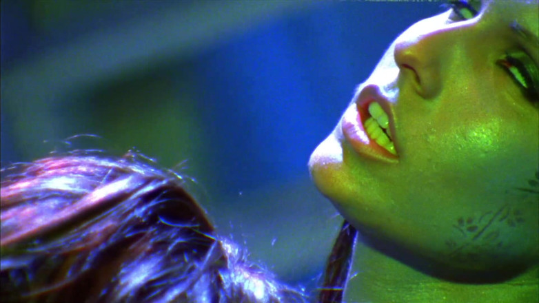 Wet and Wild Lesbians: Sexy tetované dívky dostanou vodní zábavu a hrají si se...