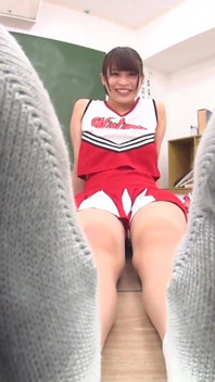 Shiori Nako, vestida como líder de torcida, dá-lhe seus pés fedorentos sozinhos - pov