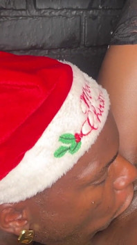 Xxxmas christrams seks threesome sama kontol besar pria kulit hitam sambil ngentot memeknya