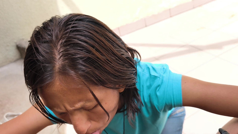 Moo DBOXXX: Bà mẹ đơn thân bán kẹo trên đường phố bú cu của...