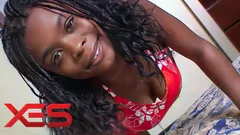 Primera vez que una chica negra de 19 años con grandes tetas naturales juega con su coño en video de masturbación en solitario