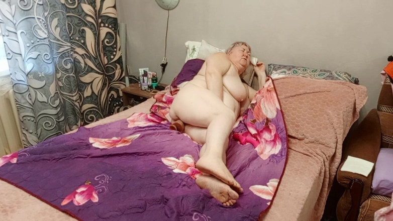 Zona901: Přítelkyně masturbuje svou šťavnatou kundičku s vibrátory