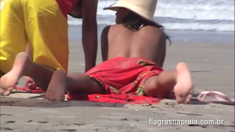 Amateurs videos: Cuckold man left his girlfriend sunbathing naked on the beach