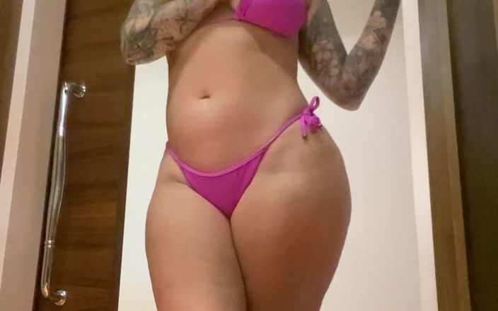 Paige Turnah: Paige आपके सामने चरमसुख के लिए अपनी चूत में उंगली करने से पहले अपनी गांड मटका रही है और आपको चिढ़ा रही है