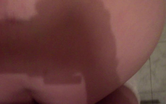 CurvyMindy: Succhia il cazzo e si prende una sborrata in faccia