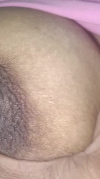 Le nuove coppie sposate si fanno una al caffè a letto