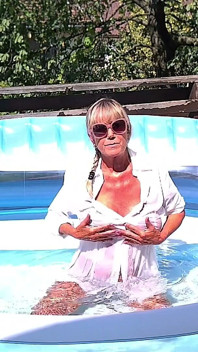 Dirtymilftina Pieprz Mnie W Basenie