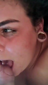 Šukání do pusy při camming detailní POV hluboké kouření