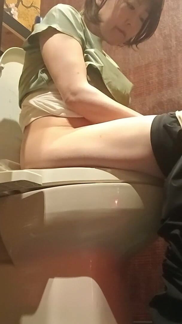 Japanese MILF Peeing (Mayumi Kanzaki)