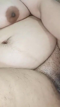 Netu desi beyaz dildoya biniyor ve amına sokuyor