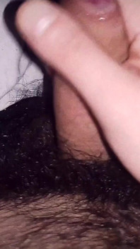 Melancap zakar berbulu twink seksi 20 tahun