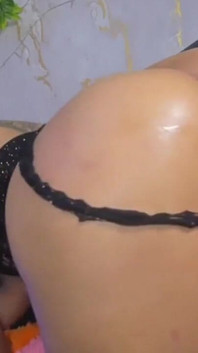 Îi bagă dildo-ul în timp ce îi linge vaginul