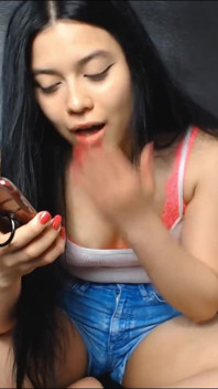 Je me masturbe devant ma belle-mère