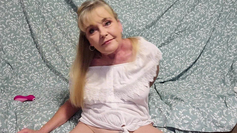Ms Paris and Friends: Orgasmy a šťáva z kundičky Vše v jejích modrých kalhotkách (formát wmv)