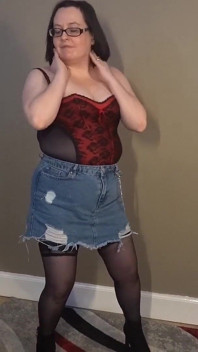 Striptease em saia jeans meias bascas e saltos