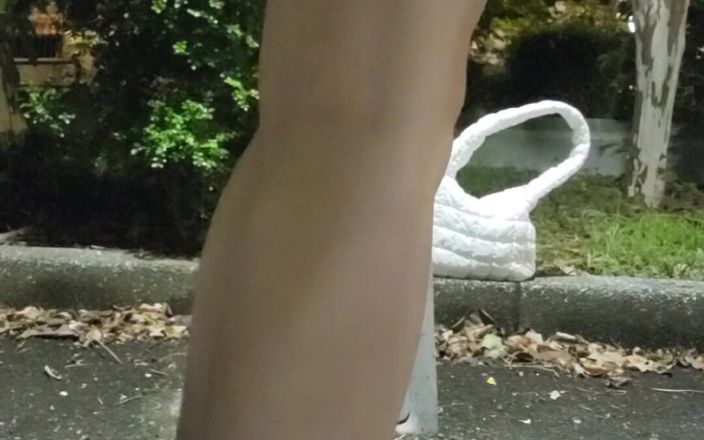 Taiwancdgirl: Dildoyla ve iç çamaşırı olmadan dışarı çıkıyor.