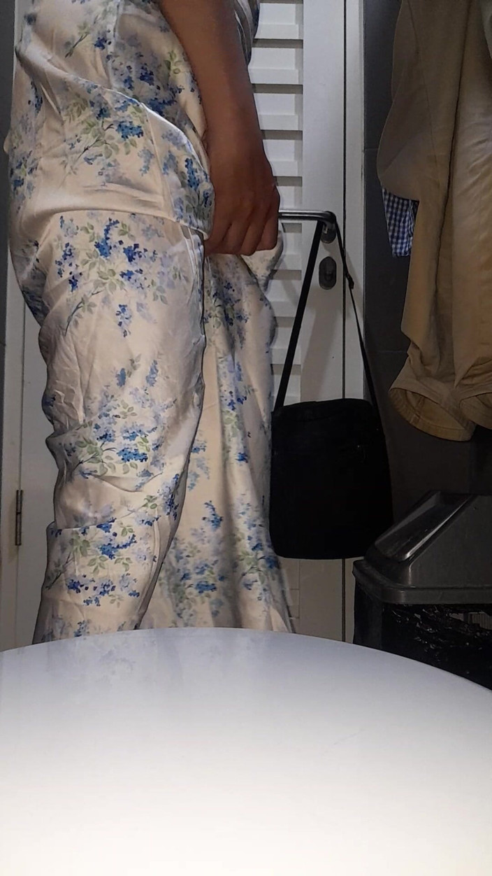 Naomisinka: サテンのホルターネックドレスを着た女装精液