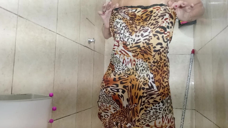 Julia fontanelli: Tato milf se rozhodla vzít velmi nezbedné sprchu masturbace a...