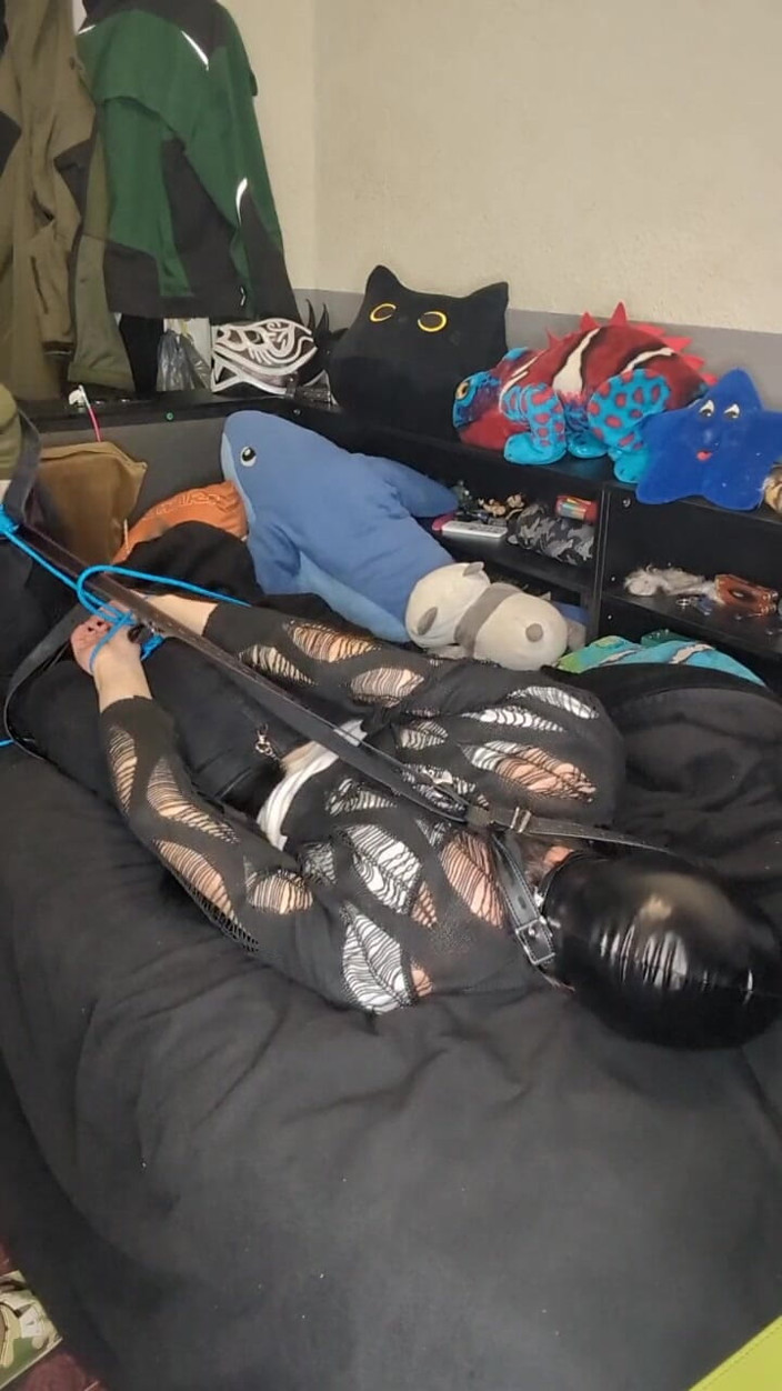 AJ_the_catgirl: Head Harnes Hogtie'i deniyor