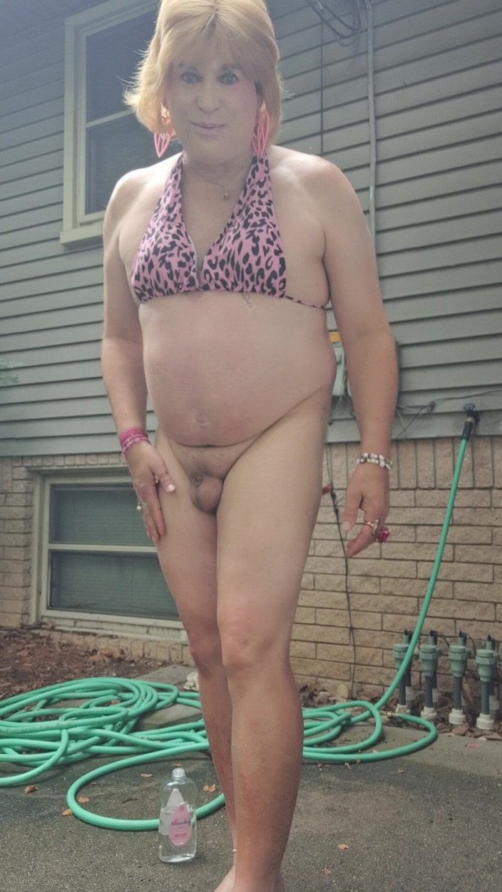 Victoria Lecherri: 在外面赤身裸体和涂油