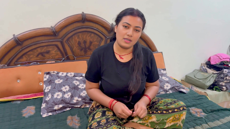 Hotty_ragini: Yaşlı olan gittikten sonra, genç kız yengeyi yalnız gördü ve...