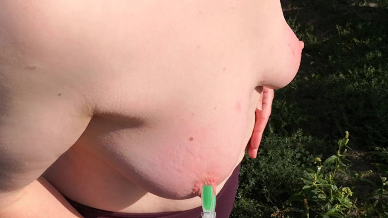Bouncy Tits Action: Göğüslerimi mısır tarlasında tokatla kıskaçla sikiyorum