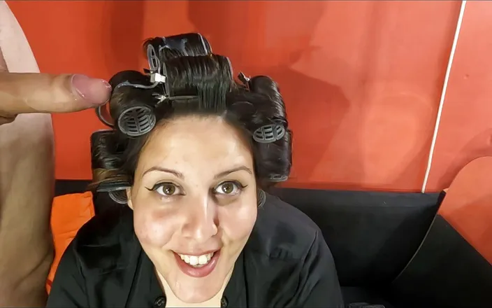 Young_strawberry: Zlobivá děvka si dává válečky na vlasy a kouří