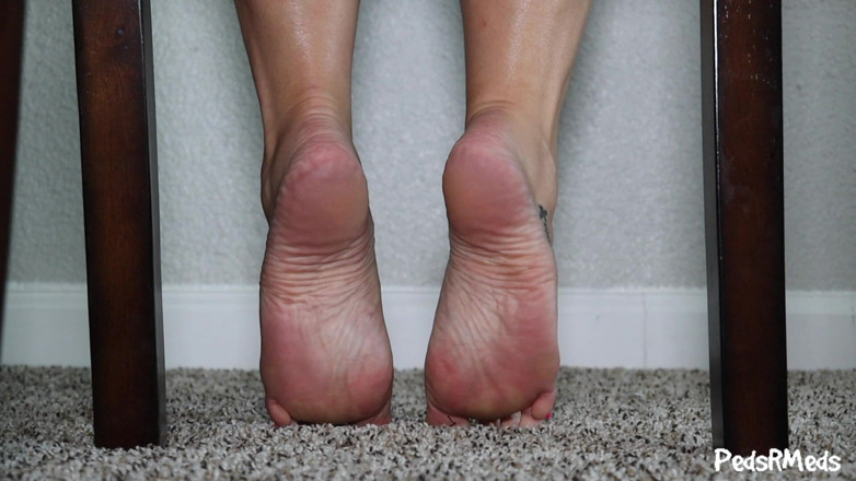 PedsRMeds: Kaki manis ini terdedah tapak kaki di bawah kerusi