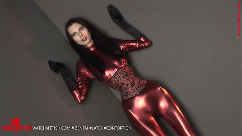 Giant Fem: Berbogel dalam pakaian kucing Zentai
