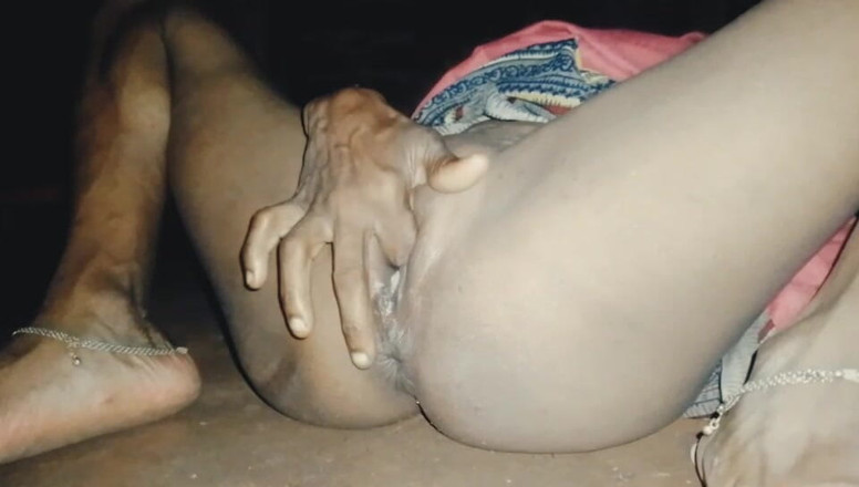 Deshi girl 9: Sexy indická deshi dívka ve vesnickém pokoji Masterfinger šuká sex