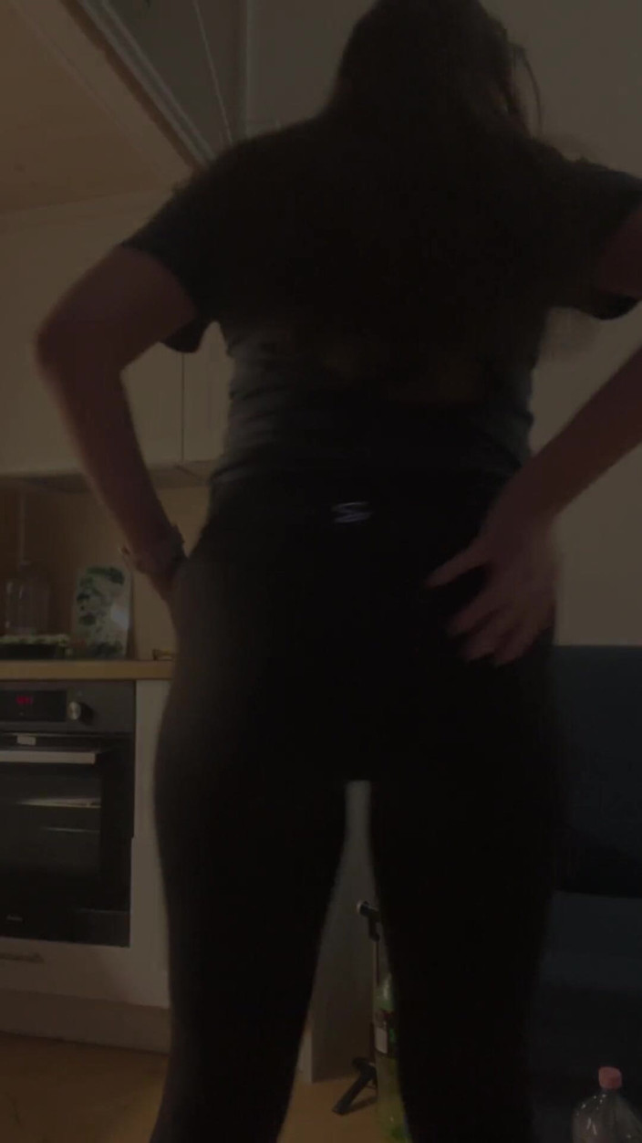 NicoleRay: Расстегнуть свою сексуальную задницу в леггинсах