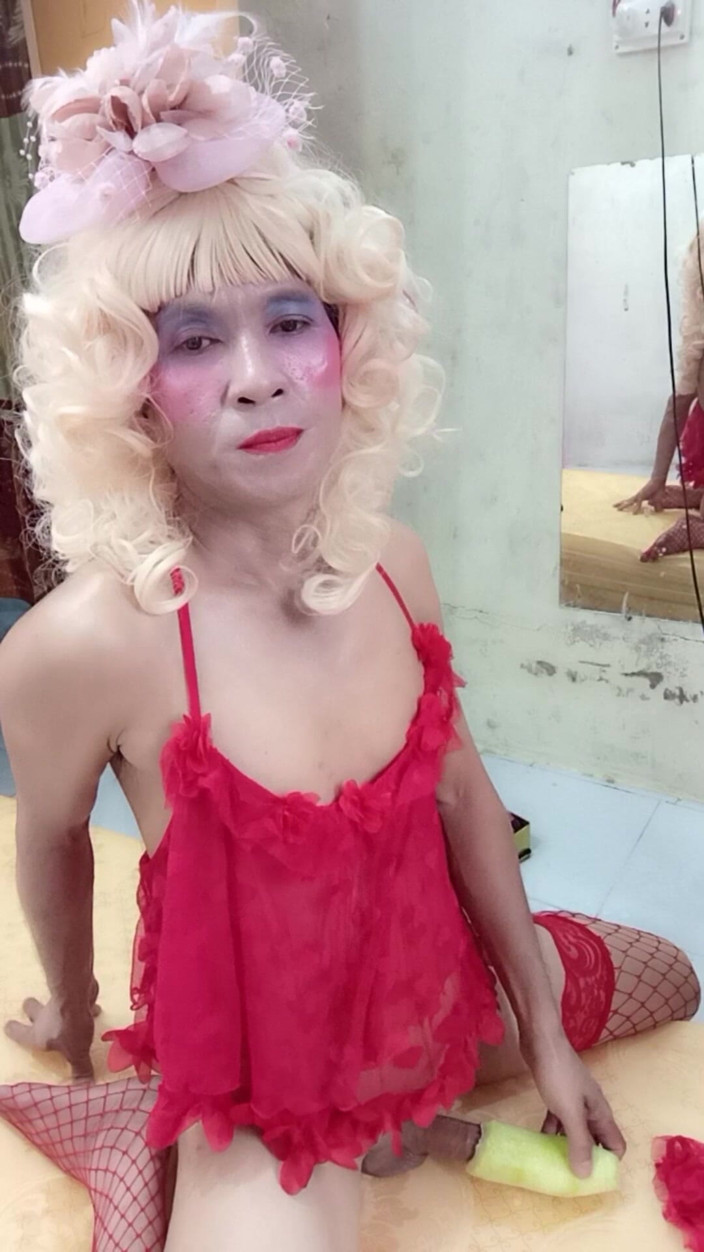 nguyen dang thien tri: Oanh Le transseksualna nosi sugestywne ubrania do zabawy z puszkami...