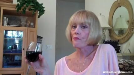 Wicked Sexy Melanie: La nonna bionda tirando e succhia il cazzo poV