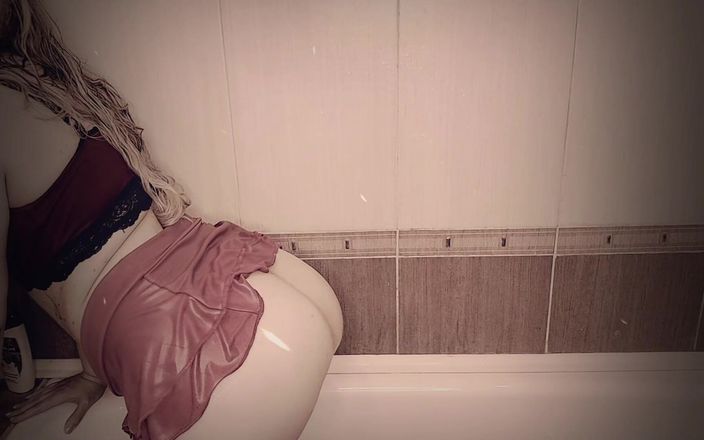 Nicolette69w: Halloween 2024 Si masturba in bagno in abiti bagnati