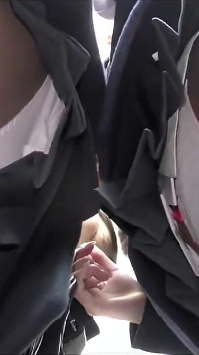 Shameless archives: 두 친한 친구가 꽉 찬 통근 범위 내에서 긴장된 친밀한 에너지를 공유하는 혼잡한 기차 순간 - 1